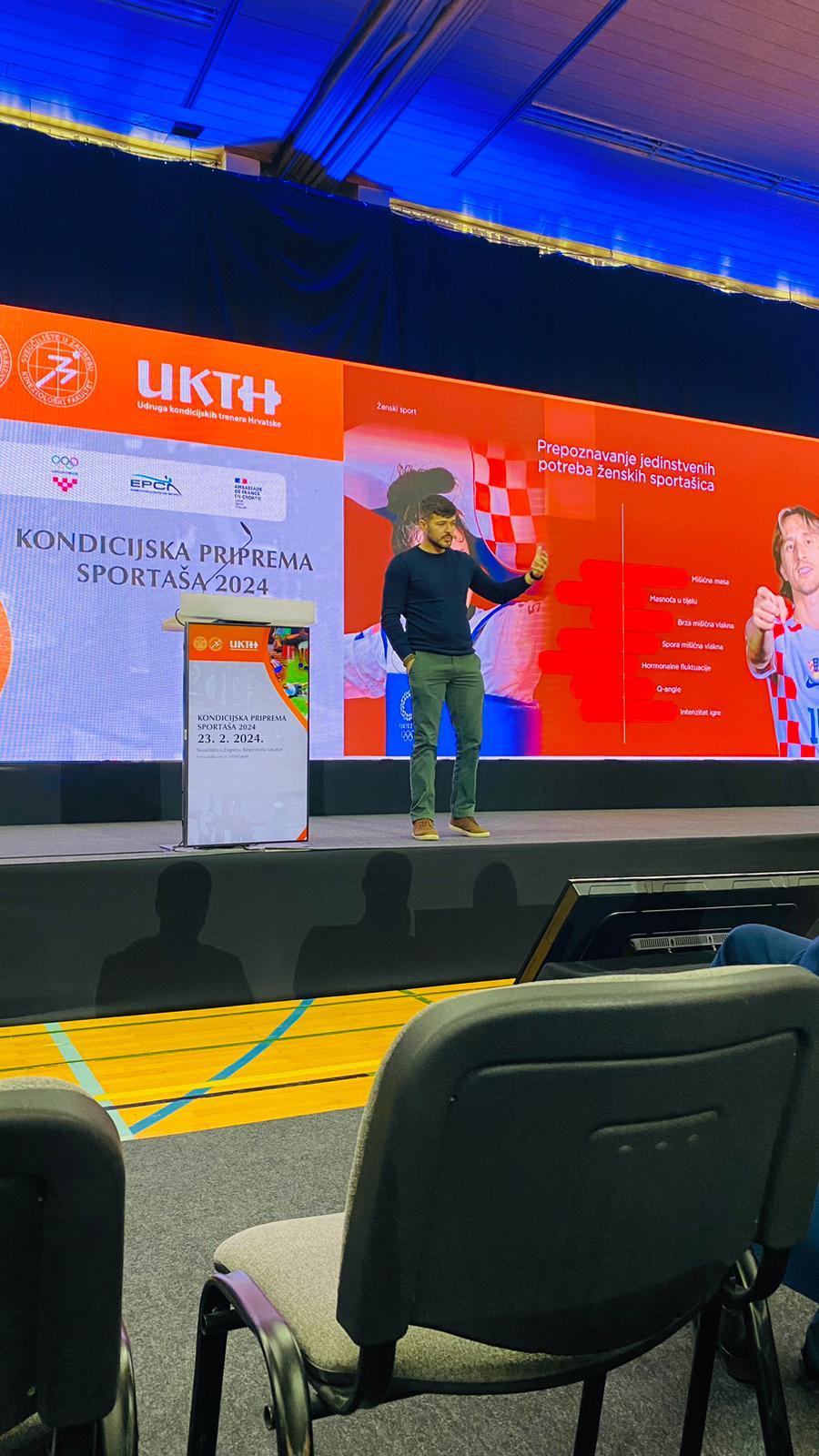 Marko Matušinskij presents at a strength and conditioning conference